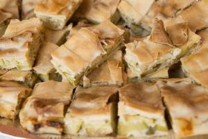 Torta salata con carciofi e porri