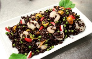 Riso nero con gamberi e verdure
